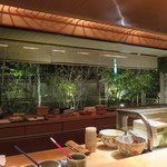 一心鮨 光洋 - 厨房越しに見える中庭