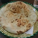 大阪ハラールレストラン - 巨大ナン(金曜ビュッフェに付いてます)