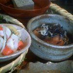 仙人小屋 - 左：山芋と根菜のマリネ　　　右：がんもどきとひじき煮