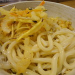 自家製讃岐うどん 多摩八製麺 - ぶっかけうどんの大盛りに　かき揚げ　のトッピング