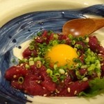 小粋 - ◆桜肉のユッケ（1200円）・・これ美味しい。
            名肉の質もいいですし、黄身を混ぜると甘みが増してより美味しいですね。
