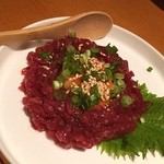 炭火焼 MARU - 馬刺しはそんなに得意ではないですが甘いタレが美味しい馬肉ユッケでしたのでさっぱり美味しくいただきました(^^)
      