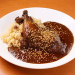 テキーラ ハウス - ソースにチョコレートを使用したメキシコ伝統の料理。鳥のモーレソース。