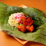 テキーラ ハウス - 豚肉を、オレンジと未知スパイス「アチョーテ」で蒸し焼きにしたユカタン半島伝統料理。コチニータ・ピビル。