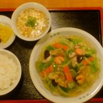 中央軒 - あんかけの焼そば定食です。パリパリの皿うどんもおいしいですが、柔らかい麺もこれまたうまい！！