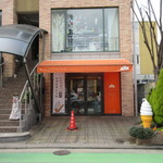 三日月屋 - お店はＫＫＲ博多の横手にあります。
