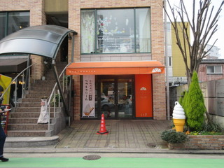 三日月屋 - お店はＫＫＲ博多の横手にあります。
