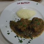 ラ・ベットラ・ダ・オチアイ - 黒胡椒をきかせた秀味豚の三枚肉と玉葱の煮込み