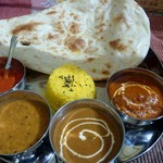 Kushu kushu - ランパスで食べれるインドタリーセットナン、ターメリックライス、チキンカレー、ベジタブルカアレー、ビーンズカレー・辛さを追加するチリパウダ