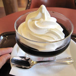 カフェ・ベローチェ - あまり甘くないコーヒーゼリーと甘いソフトクリームのバランスが良いです。