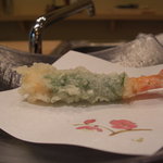 Tempura Ando Wain Ashiyaiwai - 軽～くさっくり揚がった海老は甘みがまして尻尾までたべました