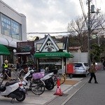 Yanagi - 奥に見えるのは緑が長屋門のお屋敷。