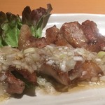 炭火焼ミートダイニング 肉ろ漫 - ごま油香るトントロの香味焼き