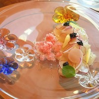 ピエール - 北海道産帆立とキャビアのカルパッチョ ラディッシュと苺のビネグレット