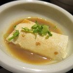 居酒屋 益正 - 海鮮丼には温かいすくい豆腐がセットになってましたゴマダレが温かい豆腐にピッタリ。

