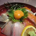 居酒屋 益正 - メインの海鮮丼は魚市場から直接仕入れた魚をふんだんに使い中央には卵がトッピングされてました。
