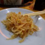 コーラ - お通しのモヤシごま和え