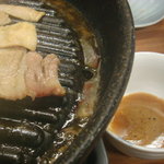 韓流食堂 ユウ - 焼肉の鉄板には穴が開いてて余分な脂などが落ちるようになってます