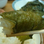 韓流食堂 ユウ - 胡麻の葉っぱはご飯やお肉をくるんで。結構辛いです。