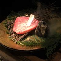 和牛懐石 但馬屋 梅田 - 脂ののりも抜群な口でとろけるお肉です、焼き方さんが絶妙に焼き上げます。