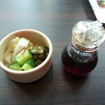 馬桜 銀座通り店 - お通し的に出てきた香の物と出汁醤油