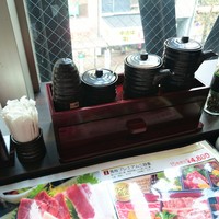 馬桜 銀座通り店 - 卓上の調味料。お醤油も２種類。