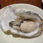 牡蠣バル - 丸えもん(北海道)は、ジューシーさと旨味が強い一品。どの産地も味にハズレがありません。