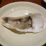 牡蠣バル - からつん(佐賀)は、塩気と旨味が強い一品。