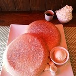 マカロニ - 料理写真:クリームとメイプルのハーフパンケーキ
直径20cm強・厚さ約3cmのビッグサイズ