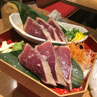 長宗我部 銀座 - 鰹の塩たたき。
                  店内で藁を使って火柱が上がってますが…少し。
                  流石に本場の様に「豪快に」とはいかない様です。
                  そうは言っても初鰹。
                  鰹自体は美味しいです。
                  
                  