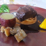 レストラン・ジョルジュマルソー - 牛ホホ肉の煮込み
                                じゃがいもと人参のピューレ