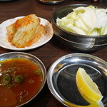 Kanteki Horumon Yakiniku Tsuru - 白菜キムチ280円とお通しのキャベツ、タレ、タン用レモン。