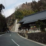 深山 - 都道205号線沿いにあります