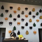 レセプション内でバッグを選んで星のやJEEPでキャビンに出発！