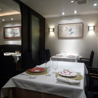 重慶飯店 麻布賓館 - ゆったりとしたテーブル配置で落ち着ける店内