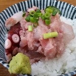 寿製麺 よしかわ - 寿製麺 よしかわの海鮮丼、マグロ、タコ、なんだかわからない白身魚