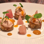 ラ・ベ - 毛蟹と甲殻類のジュレ　赤カブのムース　蟹ミソドレッシング　柑橘ジュースのレデュクション