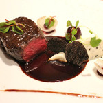 ラ・ベ - 蝦夷鹿の背肉ロースト　根セロリとブラックトリュフ　フリュイノワールと紫キャベツのペースト　ポワブラードソース