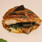 ラ・ベ - ノドグロのポワレ　木の芽の香り　ホウレンソウとユリネのスパイシークリーム　椎茸とバニュルスヴィネガー風味のジュ