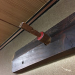 安兵衛 - 酒樽の栓を使ったコート掛け