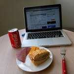 Storto's Deli & Sandwich Shop - Waikikiのアパートメントのラナイで朝食
                                ターキーとパストラミ