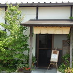 プレハブのような建物