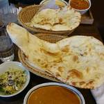 インドダイニング ドルガ - 手前のナンは普通のサイズ