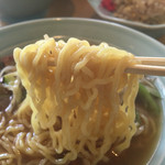中華菜家 黄河 - 程よいコシの中太縮れ麺にスープがしっかり絡む
