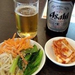 味楽 - 中瓶ビール＋定食のナムルとキムチ