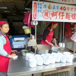 顔家蚵仔麺線 - バイクの立ち寄りには、店頭売りも人気。