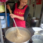 顔家蚵仔麺線 - 店頭の大鍋でトロトロに煮込んだ麺線が圧巻です。