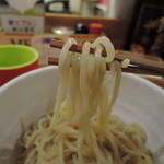 KUCHE - 麺は中太麺、ストレートっぽいが、緩やかな縮れも入ってる中性的麺線。高加水率