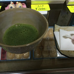 鶴声軒本舗 - サービスの抹茶と干菓子
