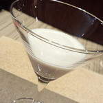 Le Petit Courageux - 大根のスープ
      アミューズのグラスをさかさにしてアイディアだね